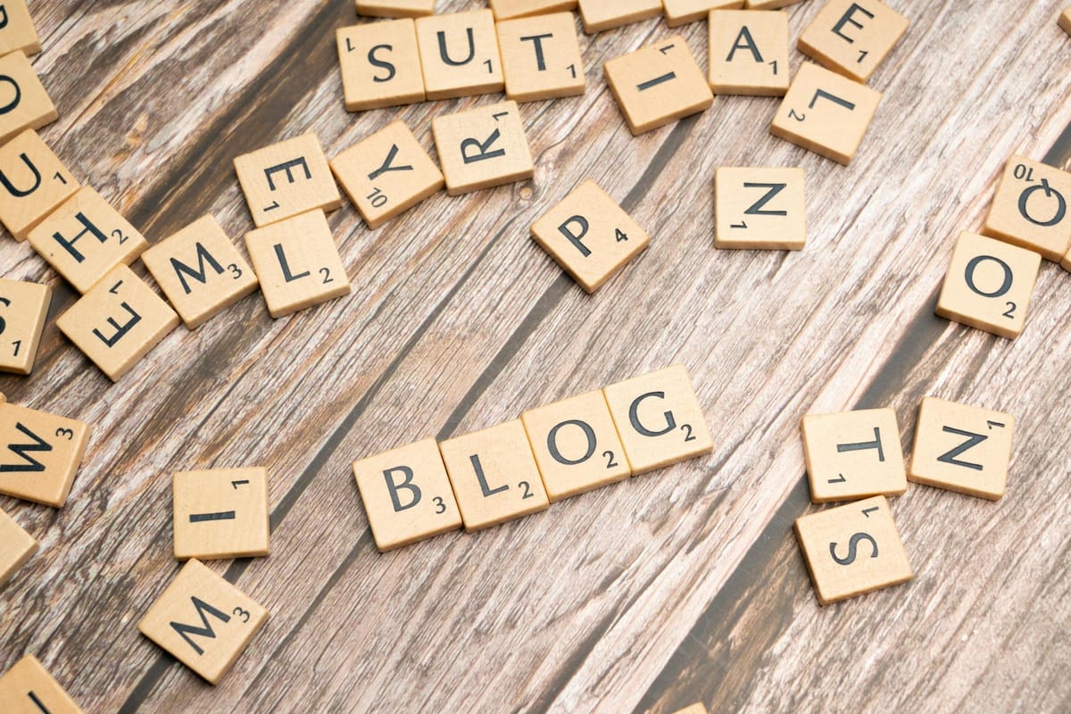 7 Tools Wajib untuk Blogger 2026 (Gratis & Berbayar)