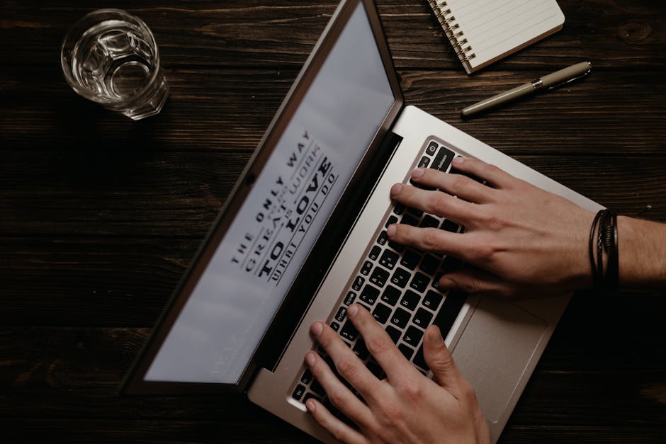 Ilustrasi checklist monetisasi blog di laptop