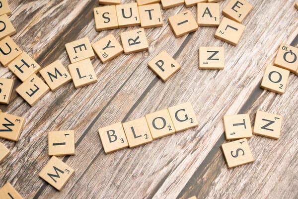 7 Tools Wajib untuk Blogger 2026 (Gratis & Berbayar)