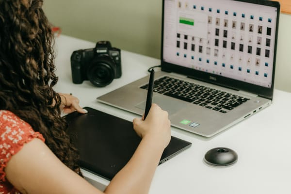 Canva vs Adobe Express: Mana Lebih Worth It untuk Konten?