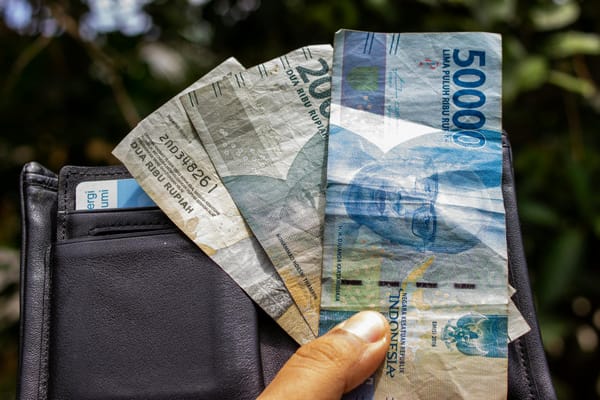 Ringkas Keuangan Hari Ini: Emas Menguat, IHSG Berpeluang Rebound, dan Apa Artinya untuk Keuangan Pribadi